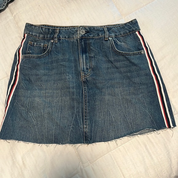 Dynamite Dresses & Skirts - Dynamite size M skirt with stripe pattern along the sides